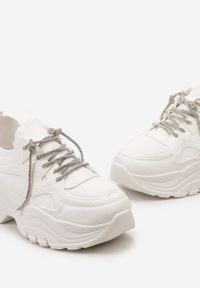 Renee - Białe Sneakersy Wsuwane ze Zdobionymi Sznurówkami na Grubej Podeszwie Destal. Okazja: na co dzień. Zapięcie: bez zapięcia. Kolor: biały. Materiał: jeans. Szerokość cholewki: normalna. Wzór: aplikacja #4