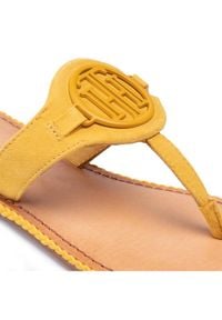 TOMMY HILFIGER - Tommy Hilfiger Japonki Essential Hardware Flat Sandal FW0FW05592 Żółty. Kolor: żółty. Materiał: zamsz, skóra #4