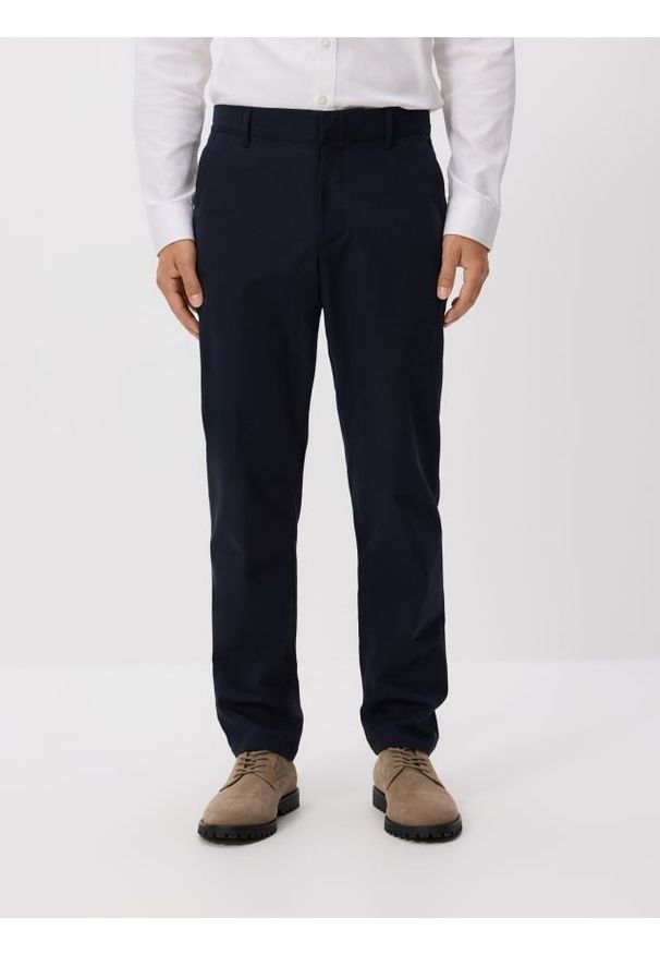 Reserved - Spodnie chino slim fit - granatowy. Kolor: niebieski. Materiał: tkanina, bawełna