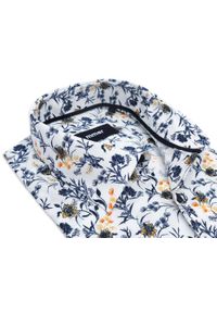 Mmer / Villaro - Koszule męskie - Biała koszula męska w pomarańczowe i granatowe kwiatki F061. Kolor: biały, wielokolorowy, niebieski, pomarańczowy. Materiał: bawełna, elastan, tkanina. Długość: długie. Wzór: kwiaty #1