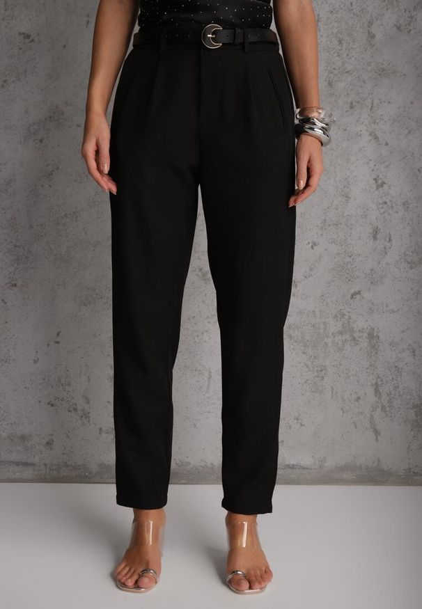 Renee - Czarne Spodnie Cygaretki High Waist z Paskiem z Klamrą w Kształcie Półksięzyca Vikinai. Stan: podwyższony. Kolor: czarny. Materiał: jedwab. Wzór: aplikacja. Styl: elegancki