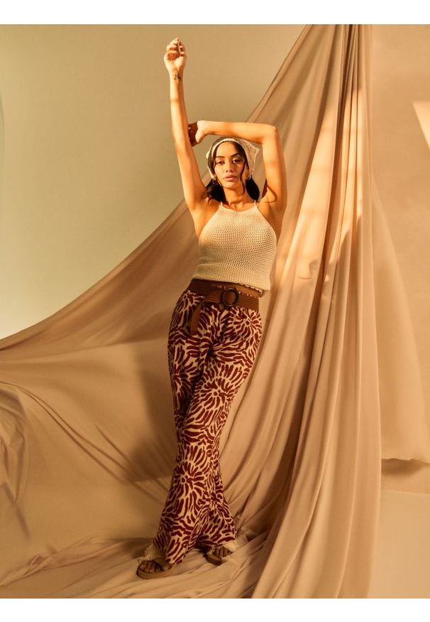 Sinsay - Ażurowy swetrowy top z bawełny - kremowy. Kolor: kremowy. Materiał: bawełna. Wzór: ażurowy