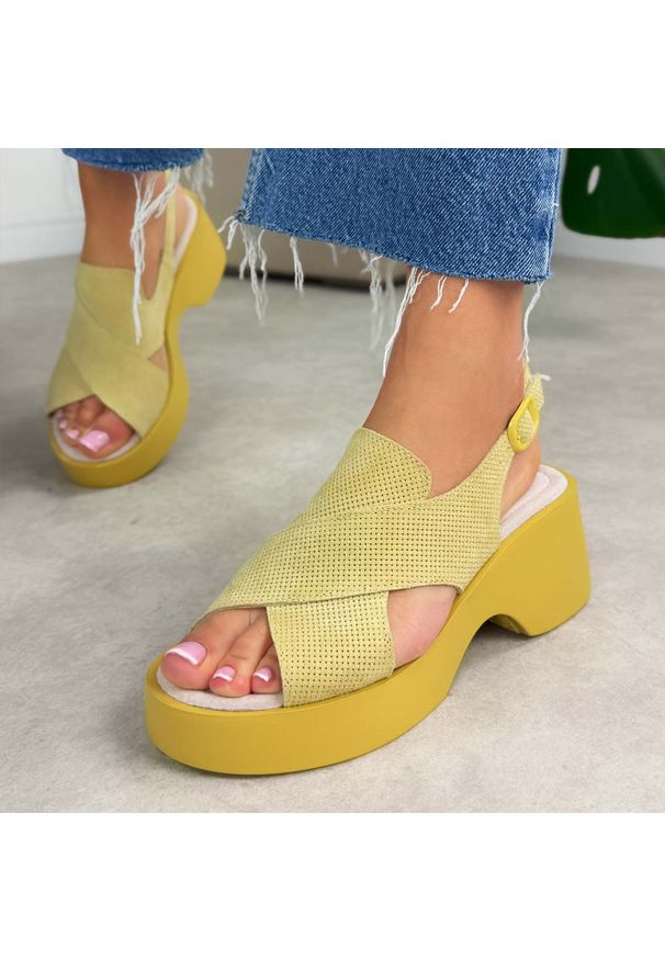 Żółte skórzane sandały damskie na platformie S.Barski 7005. Okazja: na co dzień. Zapięcie: pasek. Kolor: żółty. Materiał: skóra, zamsz. Sezon: wiosna, lato. Obcas: na platformie. Styl: casual