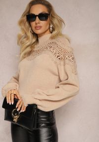 Renee - Beżowy Sweter Dzianinowy z Wstawką z Koronki Laroline. Kolor: beżowy. Materiał: dzianina, koronka. Długość: długie. Wzór: koronka