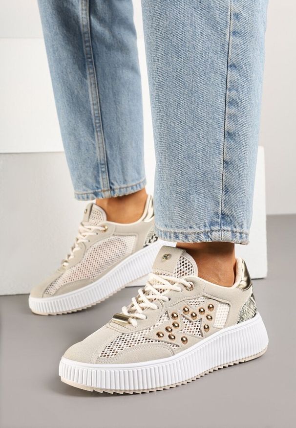 Renee - Beżowe Sneakersy Ozdobione Gwiazdą i Nitami Zeloti. Okazja: na co dzień. Kolor: beżowy. Materiał: jeans. Wzór: aplikacja