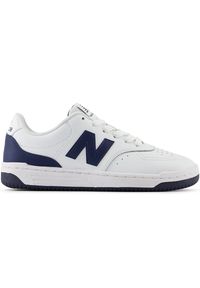 Buty dziecięce New Balance GSB80WB – białe. Okazja: na co dzień, na uczelnię. Kolor: biały. Materiał: syntetyk, materiał. Szerokość cholewki: normalna. Sport: turystyka piesza #1