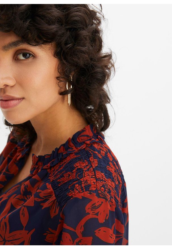 bonprix - Bluzka z szyfonu z marszczonymi detalami. Typ kołnierza: kołnierzyk stójkowy. Kolor: niebieski. Materiał: szyfon