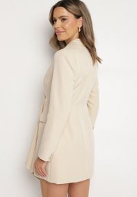 Born2be - Jasnobeżowa Taliowana Sukienka o Kroju Marynarki z Mini Trenem Besista. Kolor: beżowy. Długość rękawa: długi rękaw. Wzór: aplikacja. Styl: klasyczny, elegancki. Długość: mini #7