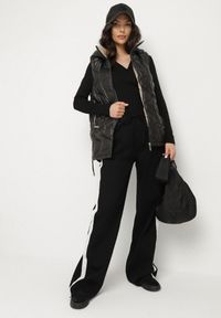 Born2be - Czarna Kamizelka Pikowana z Odpinanym Kapturem Vilzeki. Okazja: na co dzień. Kolor: czarny. Materiał: jeans. Styl: klasyczny, casual, elegancki #7
