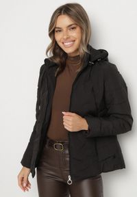 Born2be - Czarna Przejściowa Kurtka z Pikowanymi Przeszyciami i Odpinanym Kapturem Olunea. Okazja: na co dzień, na spacer. Kolor: czarny. Materiał: poliester, jeans. Styl: casual, elegancki #7