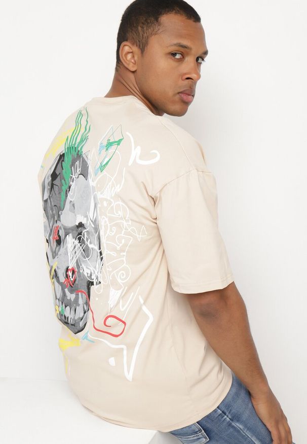 Born2be - Beżowa Koszulka z Krótkim Rękawem T-Shirt z Nadrukiem z Przodu i na Plecach Franestia. Okazja: na co dzień. Kolor: beżowy. Materiał: jeans. Długość rękawa: krótki rękaw. Długość: krótkie. Wzór: nadruk. Styl: casual, elegancki