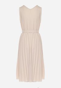 Born2be - Beżowa Rozkloszowana Sukienka Midi Plisowana z Materiałowym Paskiem Varethia. Kolor: beżowy. Materiał: materiał. Wzór: aplikacja. Długość: midi #2