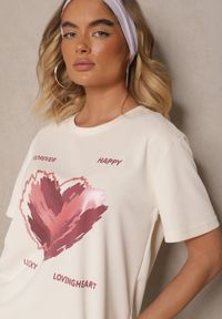 Renee - Jasnobeżowy T-shirt z Nadrukiem w Kształcie Serca Palalea. Okazja: na co dzień. Kolor: beżowy. Wzór: nadruk. Styl: klasyczny, casual #3