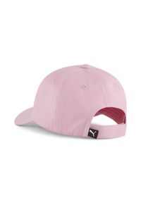 Dziecięca czapka z daszkiem z logo Puma Essentials. Kolor: różowy. Wzór: haft. Styl: sportowy, młodzieżowy