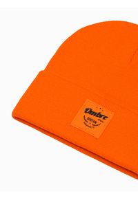 Ombre Clothing - Czapka męska z naszywką - pomarańczowa V5 H103 - uniwersalny. Kolor: pomarańczowy. Materiał: dzianina, prążkowany, akryl. Wzór: aplikacja
