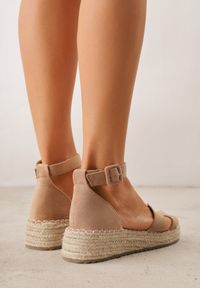 Born2be - Ciemnobeżowe Sandały VICES na Plecionym Koturnie Ozdobione Wycięciami Cirilea. Okazja: na co dzień, na spacer. Zapięcie: sprzączka. Kolor: beżowy. Wzór: aplikacja. Sezon: lato. Obcas: na koturnie. Styl: casual, klasyczny, elegancki #5