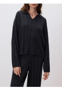 Reserved - Sweter polo z wełną - ciemnoszary. Typ kołnierza: polo. Kolor: szary. Materiał: wełna #1