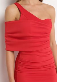 Born2be - Czerwona Sukienka Koktajlowa z Asymetryczną Górą i Ozdobnym Marszczeniem Flamelia. Okazja: na co dzień, na imprezę. Kolor: czerwony. Materiał: dzianina. Typ sukienki: asymetryczne. Styl: wizytowy #7