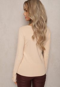 Renee - Jasnobeżowy Sweter z Wiskozą Ozdobiony Guzikami z Trójkątnym Dekoltem Attecca. Okazja: na co dzień. Kolor: beżowy. Materiał: wiskoza. Wzór: aplikacja. Styl: casual