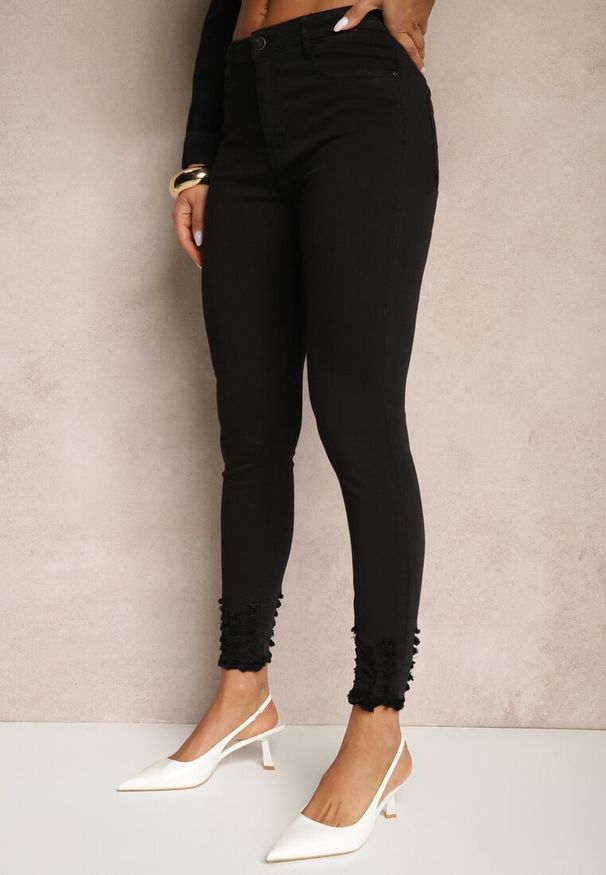Renee - Czarne Przetarte Jeansy Skinny High Waist z Wiskozą Aveledia. Okazja: na co dzień. Stan: podwyższony. Kolor: czarny. Długość: do kostek. Wzór: aplikacja. Styl: casual, elegancki