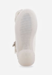 Born2be - Białe Balerinki z Paskiem i Skórzaną Wkładką Zdobione Kokardą z Cyrkoniami Larailee. Okazja: na co dzień, na uczelnię, na spacer. Zapięcie: pasek. Kolor: biały. Materiał: skóra. Wzór: aplikacja. Styl: casual, elegancki #6