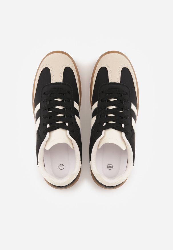 Born2be - Czarno-Beżowe Płaskie Sneakersy Ozdobione Paskami Glaria. Okazja: na co dzień. Zapięcie: pasek. Kolor: czarny. Materiał: jeans. Wzór: aplikacja