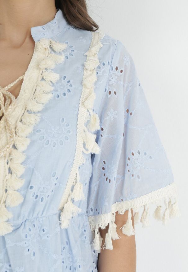 Born2be - Niebieska Bawełniana Sukienka z Ażurowym Zdobieniem i Chwostami Adenthea. Kolor: niebieski. Materiał: bawełna. Wzór: ażurowy, aplikacja. Długość: mini