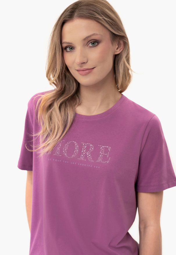 Volcano - Fioletowy t-shirt, Comfort Fit, T-MORE. Okazja: na co dzień. Kolor: fioletowy. Materiał: jeans, elastan, prążkowany, bawełna, materiał. Długość rękawa: krótki rękaw. Długość: krótkie. Wzór: napisy, nadruk. Styl: klasyczny, casual