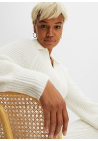 bonprix - Długa sukienka dzianinowa z paskiem (2 części). Typ kołnierza: polo. Kolor: biały. Materiał: dzianina. Długość: maxi #2