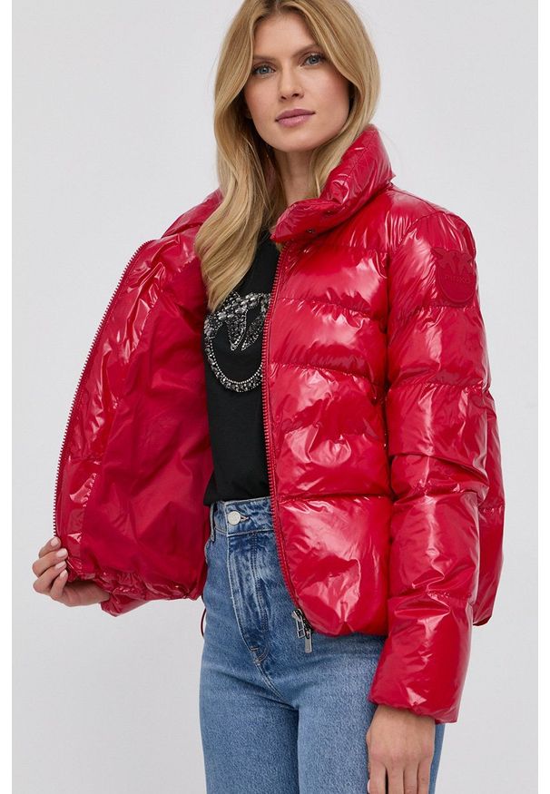 Pinko Kurtka damska kolor czerwony zimowa. Okazja: na co dzień. Kolor: czerwony. Materiał: materiał. Wzór: gładki. Sezon: zima. Styl: casual