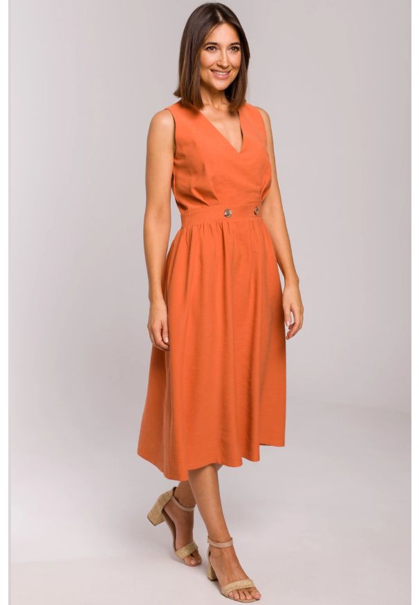 Sukienki.shop - Sukienka rozkloszowana z dekoltem V i zaznaczoną talią lato. Materiał: materiał. Sezon: lato