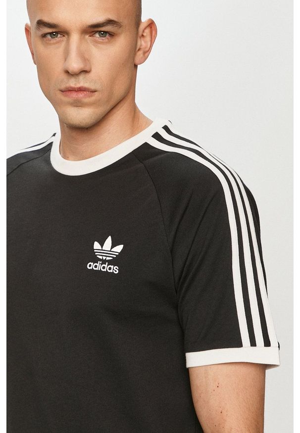 adidas Originals - T-shirt. Okazja: na co dzień. Kolor: czarny. Materiał: dzianina. Wzór: aplikacja. Styl: casual
