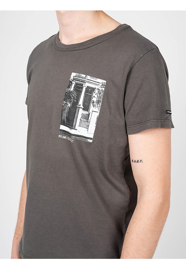 Pepe Jeans T-shirt "Tide" | PM508528 | Tide | Mężczyzna | Czarny. Okazja: na co dzień. Kolor: czarny. Materiał: poliester, bawełna. Wzór: aplikacja, nadruk. Styl: casual