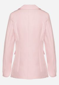 Born2be - Różowa Taliowana Marynarka z Usztywnioną Linią Ramion Finzeki. Okazja: na co dzień. Kolor: różowy. Materiał: jeans. Styl: klasyczny, casual #3