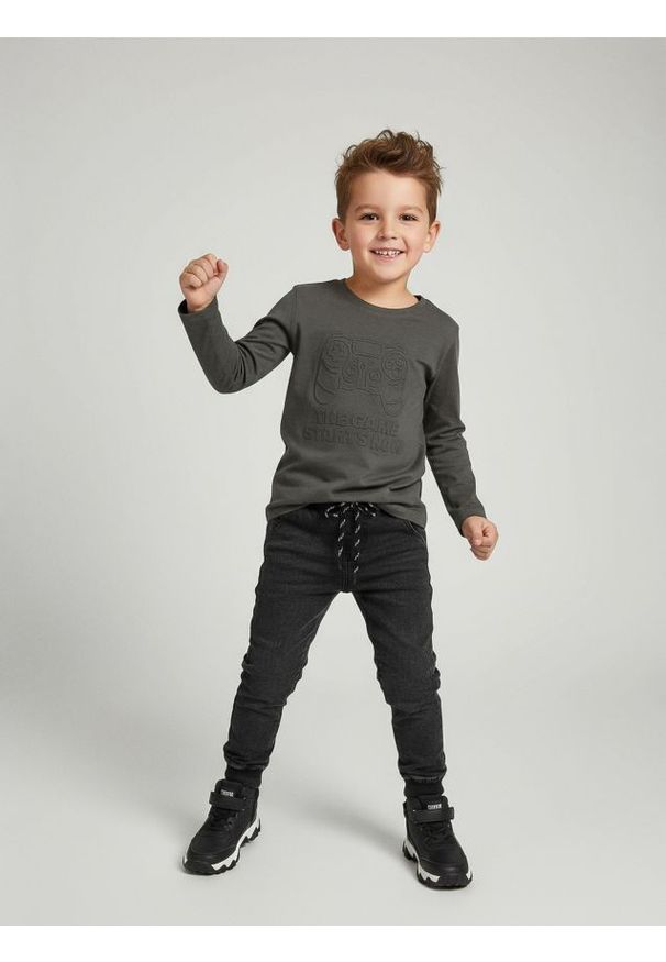 Sinsay - Koszulka z długimi rękawami z tłoczonym nadrukiem - szary. Kolor: szary. Długość rękawa: długi rękaw. Długość: długie. Wzór: nadruk