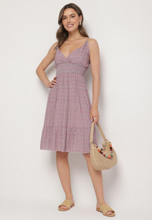 Born2be - Różowa Bawełniana Sukienka o Rozkloszowanym Kroju na Ramiączkach w Kwiatowy Wzór Mirindra. Okazja: na spacer. Typ kołnierza: dekolt w kształcie V. Kolor: różowy. Materiał: bawełna. Długość rękawa: na ramiączkach. Wzór: kwiaty. Sezon: lato. Styl: klasyczny