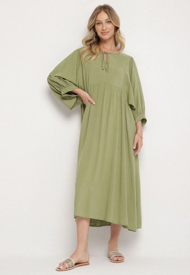 Born2be - Zielona Rozkloszowana Sukienka z Wiskozy z Wiązaniem przy Dekolcie Tilania. Okazja: na co dzień. Kolor: zielony. Materiał: wiskoza. Styl: casual