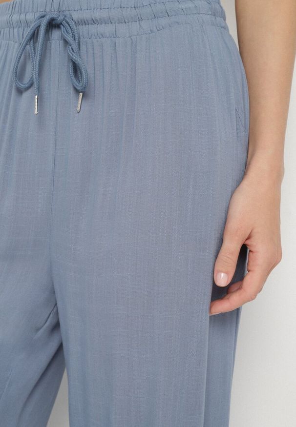 Born2be - Niebieskie Bawełniane Spodnie z Gumką w Talii o Luźnym Fasonie Efraia. Okazja: na randkę, na co dzień. Kolor: niebieski. Materiał: bawełna. Styl: casual, klasyczny