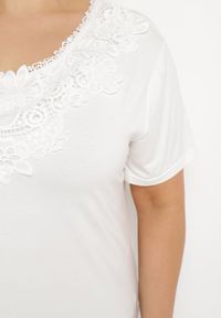 Born2be - Biały Klasyczny T-shirt z Koronką przy Dekolcie Fioma. Okazja: na spotkanie biznesowe. Kolor: biały. Materiał: koronka. Wzór: koronka. Styl: klasyczny #7