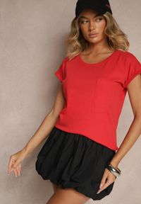 Renee - Czerwony Bawełniany T-shirt z Kieszonką Zireanda. Okazja: na co dzień. Kolor: czerwony. Materiał: bawełna. Styl: klasyczny, casual