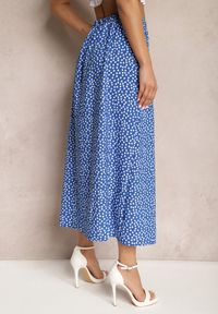 Renee - Niebieska Casualowa Spódnica Ozdobiona Guzikami i Wycięciem Fiada. Okazja: na co dzień. Kolor: niebieski. Wzór: aplikacja. Styl: casual #3