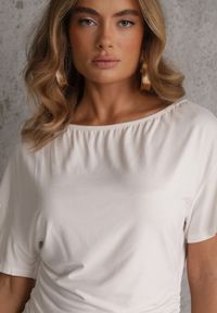 Renee - Biała Nietoperzowa Bluzka z Wiskozy na Jedno Ramię z Marszczeniem w Talii Ariciane. Okazja: na co dzień. Kolor: biały. Materiał: wiskoza. Styl: casual #8