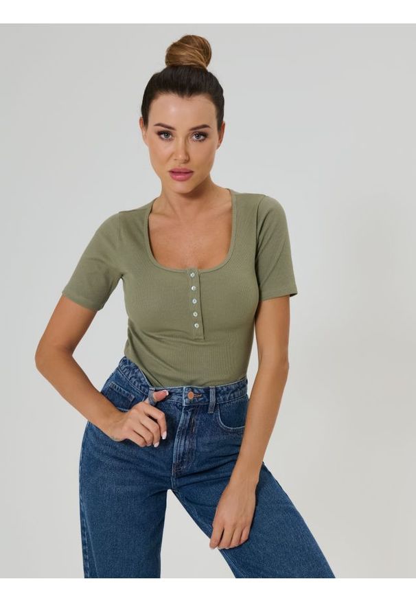 Sinsay - Prążkowana koszulka z guzikami - khaki. Kolor: brązowy. Materiał: prążkowany
