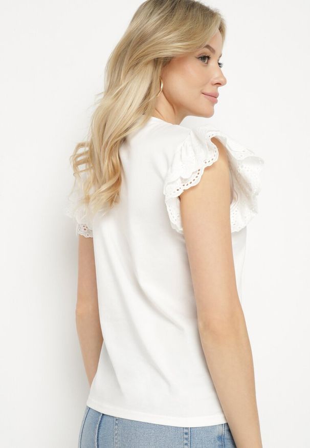 Born2be - Biały Top z Bawełny Ozdobiony Ażurowymi Rękawami Nalathiel. Okazja: na co dzień. Kolor: biały. Materiał: bawełna. Wzór: ażurowy, aplikacja. Styl: casual, klasyczny, elegancki