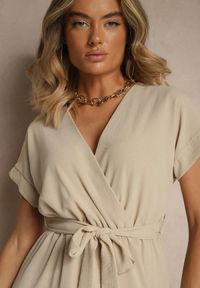 Renee - Beżowa Sukienka o Rozkloszowanym Kroju z Paskiem i Falbanami Addea. Kolor: beżowy. Typ sukienki: rozkloszowane. Styl: elegancki #2
