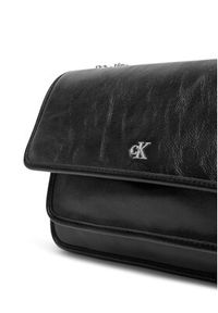 Calvin Klein Jeans Torebka Chain Ew Flap Conv Chain Bag LV04K3084G Czarny. Kolor: czarny. Materiał: skórzane