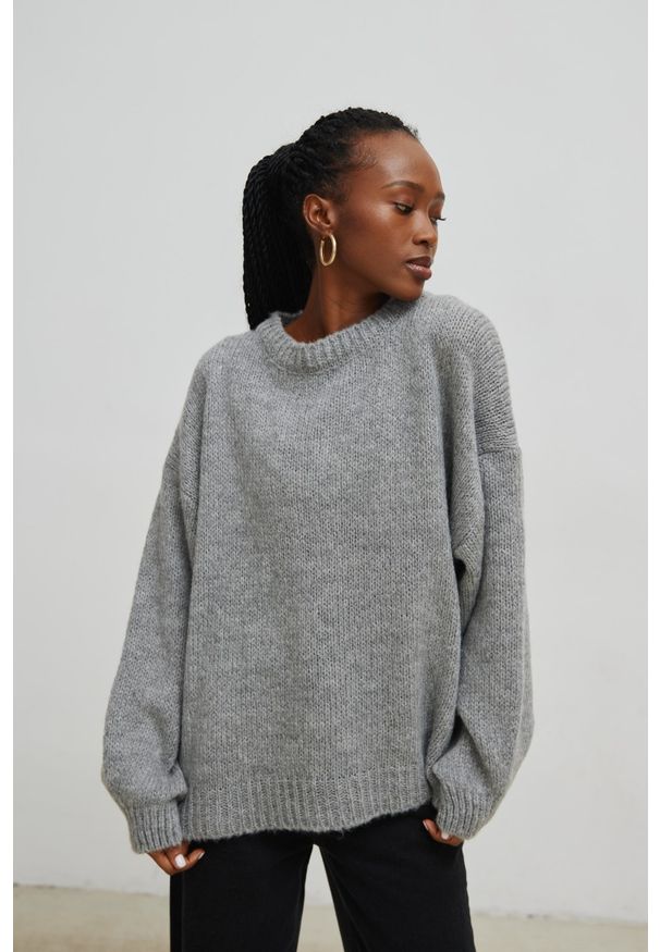 Marsala - Sweter oversize z bufiastym rękawem SZARY - RIVERO-UNI. Okazja: na co dzień. Kolor: szary. Materiał: wełna, akryl. Sezon: zima, jesień. Styl: casual, wizytowy