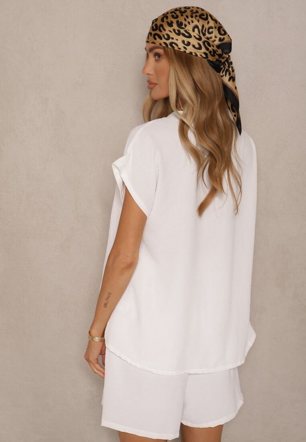 Renee - Jasnobeżowy Komplet z Wiskozą T-shirt z Ozdobnymi Guzikami i Szorty Niterela. Kolor: beżowy. Materiał: wiskoza