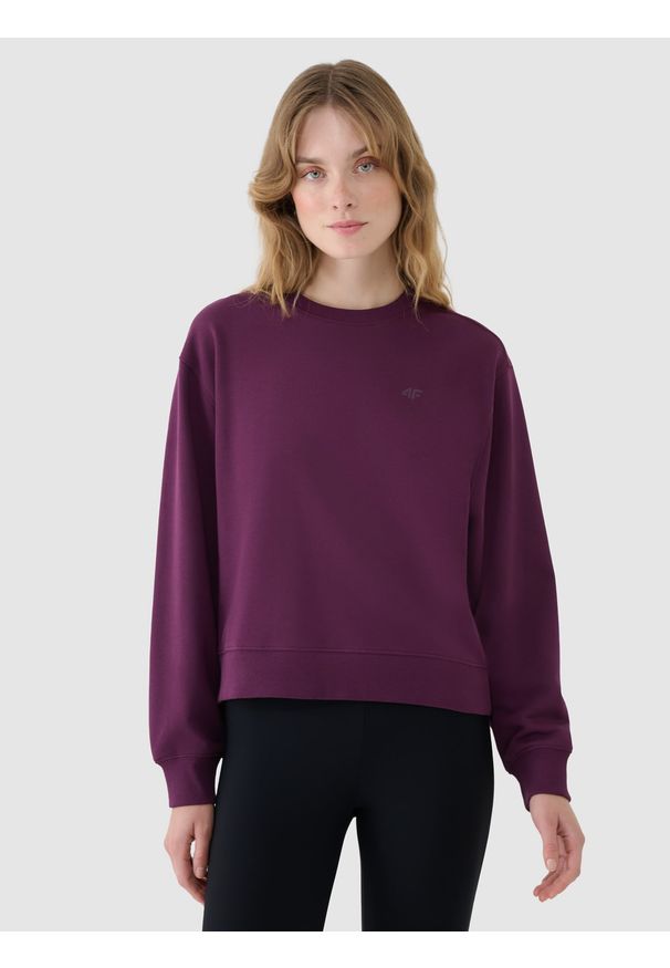 4f - 4F Bluza nierozpinana bez kaptura damska - fioletowa XS. Okazja: na co dzień. Typ kołnierza: bez kaptura. Kolor: fioletowy. Materiał: poliester, bawełna, dresówka, materiał, dzianina. Wzór: gładki, ze splotem. Styl: klasyczny, casual, sportowy