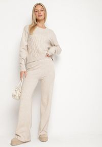 Born2be - Jasnobeżowy Dzianinowy Komplet z Wełną i Bawełną Sweter z Tłoczonym Wzorem i Spodnie Otivra. Kolor: beżowy. Materiał: dzianina, bawełna, wełna #2